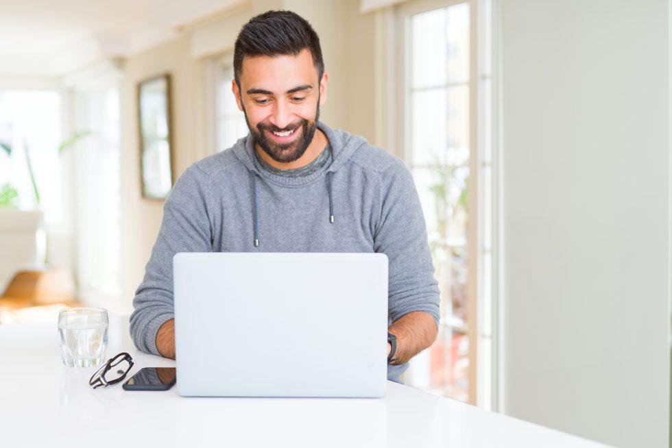 man_laptop-980x654